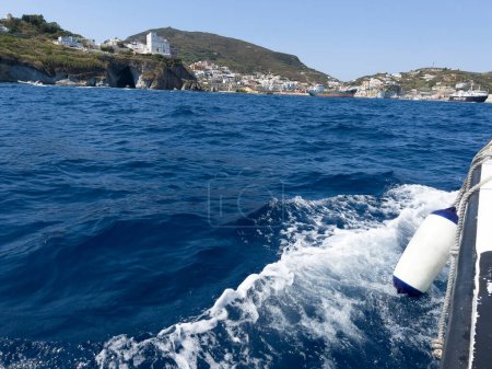Téléchargez les photos : L'entrée en bateau à moteur de l'île de Ponza. - en image libre de droit