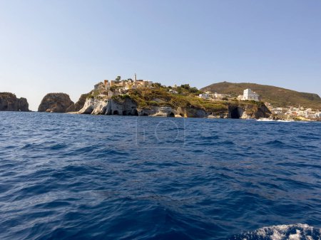 Téléchargez les photos : L'île magique de Ponza en Italie. - en image libre de droit