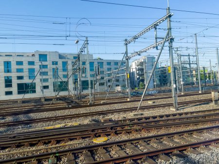 Téléchargez les photos : La gare de Bâle pleine de fils et de lignes ferroviaires. - en image libre de droit