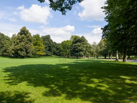Téléchargez les photos : Le beau parc au milieu de Munich. - en image libre de droit