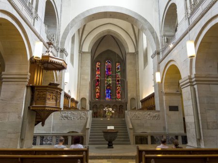 Foto de El altar en una iglesia católica en Zurich. - Imagen libre de derechos