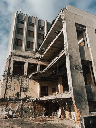 Téléchargez les photos : Assistez à l'impact dévastateur de la guerre à Kharkiv à travers cette collection de photos, représentant des bâtiments en ruine et les conséquences de l'agression russe. Ces images rappellent clairement le coût humain et la destruction causés par la guerre.. - en image libre de droit