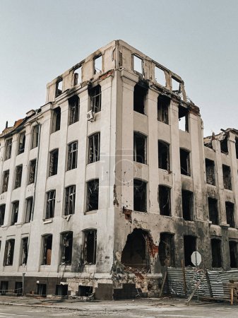 Erleben Sie die verheerenden Auswirkungen des Krieges in Charkiw durch diese Sammlung von Fotos, die zerstörte Gebäude und die Folgen der russischen Aggression zeigen. Diese Bilder erinnern eindringlich an die menschlichen Kosten und Zerstörungen, die der Krieg verursacht hat.