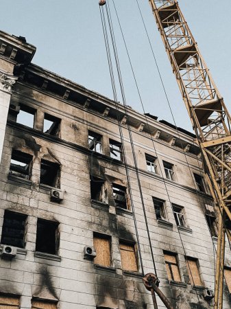 Erleben Sie die verheerenden Auswirkungen des Krieges in Charkiw durch diese Sammlung von Fotos, die zerstörte Gebäude und die Folgen der russischen Aggression zeigen. Diese Bilder erinnern eindringlich an die menschlichen Kosten und Zerstörungen, die der Krieg verursacht hat.
