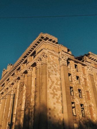 Assistez à l'impact dévastateur de la guerre à Kharkiv à travers cette collection de photos, représentant des bâtiments en ruine et les conséquences de l'agression russe. Ces images rappellent clairement le coût humain et la destruction causés par la guerre..