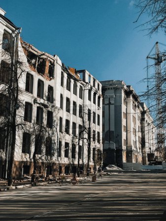 Téléchargez les photos : Assistez à l'impact dévastateur de la guerre à Kharkiv à travers cette collection de photos, représentant des bâtiments en ruine et les conséquences de l'agression russe. Ces images rappellent clairement le coût humain et la destruction causés par la guerre.. - en image libre de droit