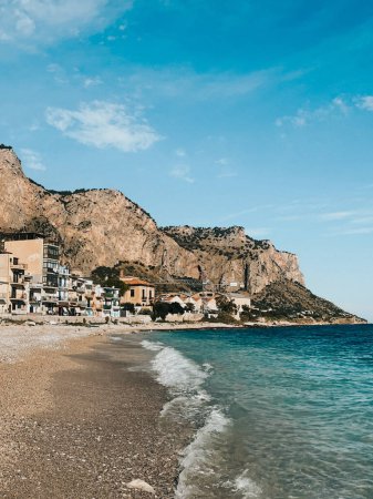 Découvrez la beauté de la Sicile à travers ces photos, avec les rues animées de Catane, les monuments historiques de Palerme et la vue imprenable sur Taormina. Ces clichés saisissent l'essence diversifiée et captivante de cette île italienne.