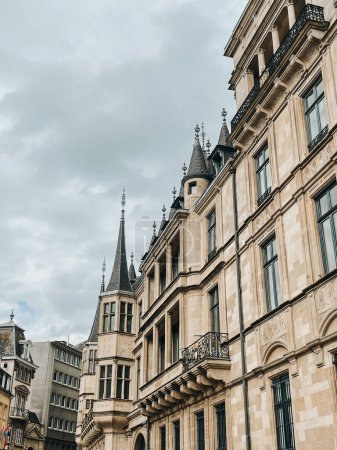 Promenade dans les rues charmantes du Luxembourg et imprégnation de la beauté de son architecture historique. 