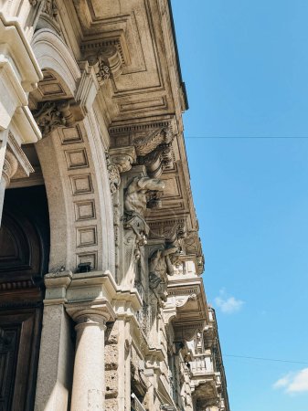 Erfassen Sie die Energie Mailands mit dieser Reihe von Fotos, die den ikonischen Dom und den Alltag in der Modemetropole zeigen. Diese Fotosammlung zeigt Mailands Highlights, darunter den Dom und die belebten Straßen der Stadt.