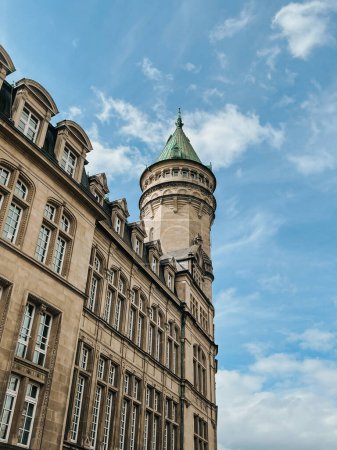 Promenade dans les rues charmantes du Luxembourg et imprégnation de la beauté de son architecture historique. 