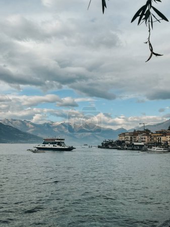 Téléchargez les photos : Découvrez la beauté du lac de Côme à travers ces photos de voyage, mettant en valeur ses eaux sereines, ses charmantes villes au bord du lac et ses paysages pittoresques. Ces instantanés offrent un aperçu de l'allure tranquille de cette destination italienne. - en image libre de droit