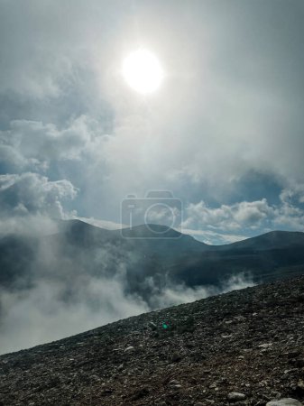 Préparez-vous pour une aventure de randonnée épique au Mont Olympe, comme le montre cette photo impressionnante ! Les sommets montagneux escarpés et la lumière du soleil doré forment une toile de fond incroyable qui vous laissera dans la crainte.