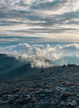 Préparez-vous pour une aventure de randonnée épique au Mont Olympe, comme le montre cette photo impressionnante ! Les sommets montagneux escarpés et la lumière du soleil doré forment une toile de fond incroyable qui vous laissera dans la crainte.