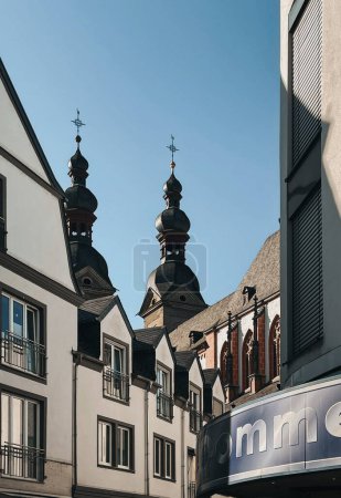Téléchargez les photos : Explorez de charmantes villes allemandes comme Brême, Osnabrck, Mnster et Coblence, chacune avec son architecture et son histoire uniques. Découvrez la diversité du paysage urbain allemand avec des photos de Brême, Osnabrck, Mnster et Coblence. - en image libre de droit