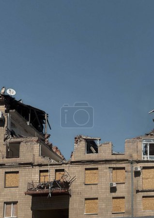 Erleben Sie die verheerenden Auswirkungen des Krieges in Charkiw durch diese Sammlung von Fotos, die zerstörte Gebäude und die Folgen der russischen Aggression zeigen. Diese Bilder erinnern eindringlich an die menschlichen Kosten und Zerstörungen, die der Krieg verursacht hat. 