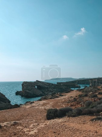 Die atemberaubende Schönheit der Blauen Lagune Maltas mit ihren atemberaubenden Fotos, dem azurblauen Wasser, den schroffen Klippen und der strahlenden Sonne. Tauchen Sie ein in die idyllische Landschaft und lassen Sie sich von diesen Bildern in ein Paradies der Ruhe und des Naturwunders entführen.