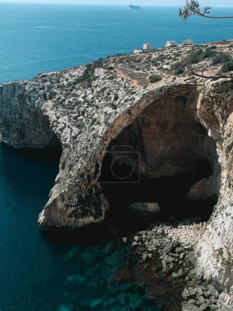 La impresionante belleza de la Laguna Azul de Malta con estas impresionantes fotos, las aguas azules, los escarpados acantilados y el sol radiante. Sumérgete en el idílico paisaje y deja que estas imágenes te transporten a un paraíso de serenidad y maravilla natural.