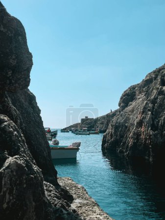 Téléchargez les photos : La beauté à couper le souffle de la lagune bleue de Malte avec ces superbes photos, les eaux azur, les falaises escarpées et le soleil radieux. Plongez dans le paysage idyllique et laissez ces images vous transporter vers un paradis de sérénité et de merveille naturelle. - en image libre de droit
