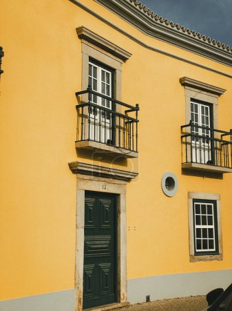 Der kontrastreiche Charme von Faro und Portimo entfaltet sich in diesen Fotos, die das reiche kulturelle Erbe der Region und die atemberaubende Küste der Algarve zeigen.