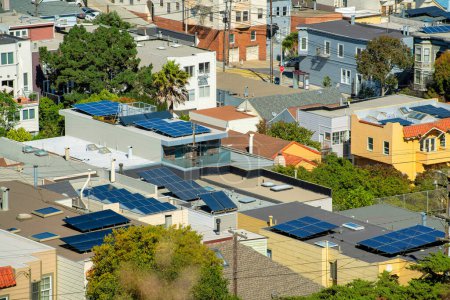 Viele Dächer mit Solarpaneelen und Flachdächern in den historischen Vierteln der Innenstadt von San Francisco, Kalifornien. Saubere Energie in der Stadt zur Bekämpfung des Klimawandels und der globalen Erwärmung in der Nachbarschaft.
