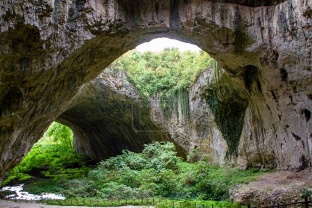Vue panoramique à l'intérieur de la grotte de Devetashka près du village de Devetaki et de la rivière Osam en Bulgarie