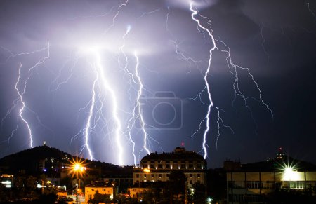 Foto de Lighting storm over Plovdiv town Bulgaria - Imagen libre de derechos