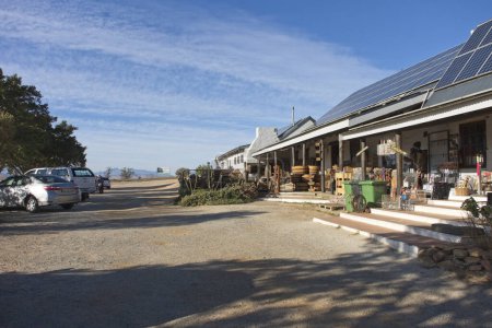 Foto de Dassiesfontein - Caledon, Sudáfrica - 10 de mayo de 2022: Dassiesfontein farm stall with solar panels covering entire roof, western cape province, Sudáfrica - Imagen libre de derechos