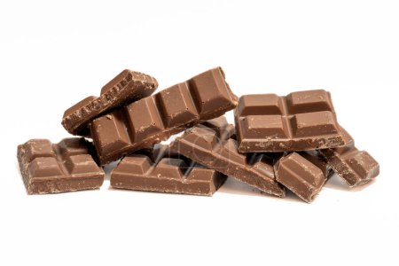 Foto de Barras de chocolate trituradas aisladas en blanco - Imagen libre de derechos