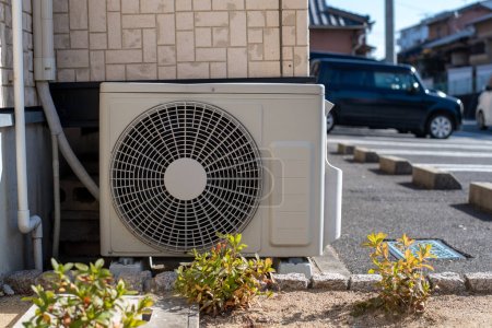 Foto de Air conditioner compressor outside the house - Imagen libre de derechos
