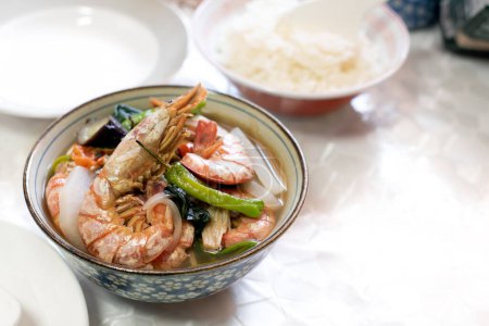 Foto de Sinigang na hipon - A Filipino dish of shrimp in a sour broth soup. - Imagen libre de derechos
