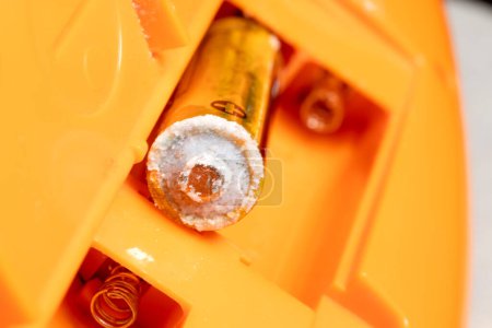 Foto de Batería corrosión polvo de cristal blanco de cerca tiro. - Imagen libre de derechos