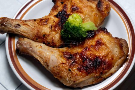 Foto de Patas de pollo a la parrilla en un plato de cerca disparo - Imagen libre de derechos