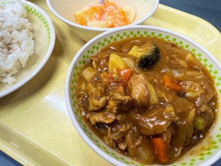 Foto de Curry y fruta mixta con arroz como almuerzo escolar japonés. - Imagen libre de derechos