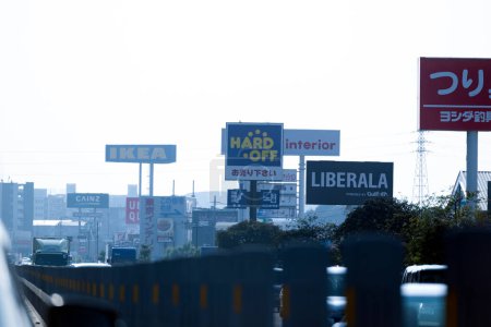 Téléchargez les photos : Des enseignes commerciales florissantes le long de l'autoroute au Japon. - en image libre de droit