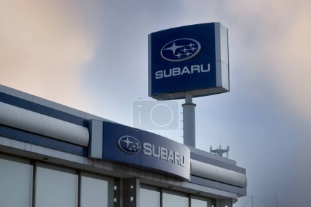 Foto de Subaru tienda de coches tienda y firmar - una empresa de automóviles japonesa - Imagen libre de derechos
