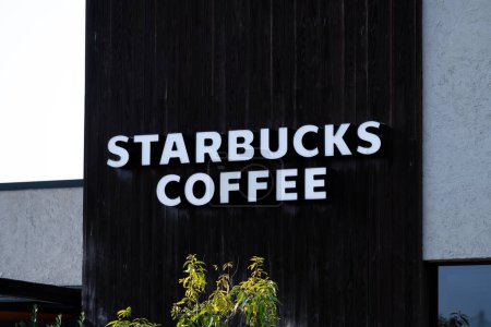Foto de Firma del logotipo de Starbucks Coffee en un edificio del establecimiento. - Imagen libre de derechos