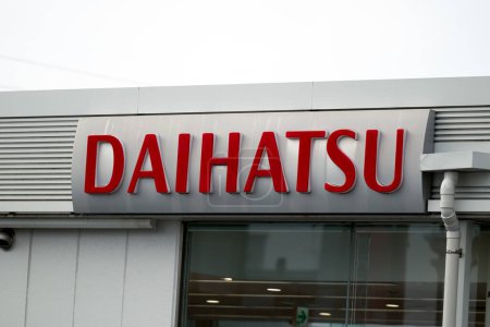 Foto de Daihatsu concesionario de coches y sala de exposición edificio de la tienda. - Imagen libre de derechos