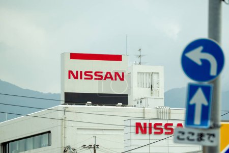 Foto de Letrero del logotipo de Nissan en un edificio de concesionario de automóviles Nissan. - Imagen libre de derechos