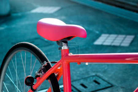 Foto de Sillín de bicicleta rosa de cerca y centrado - Imagen libre de derechos