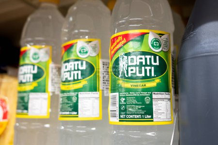Téléchargez les photos : Datu Puti contenant de vinaigre de 1 litre sur une étagère de supermarché un produit des Philippines - en image libre de droit