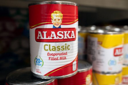 Foto de Alaska leche evaporada clásica en lata - un producto de Filipinas - Imagen libre de derechos