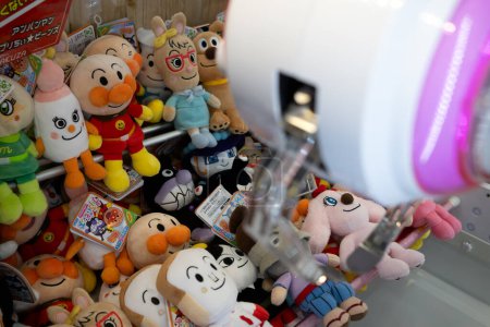 Foto de Los personajes de Anpanman se muestran en un juego de grúa en un centro de juegos de diversión arcade en Japón. - Imagen libre de derechos