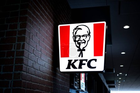 Foto de Cartel de KFC en una pared del edificio - plano de primer plano - Imagen libre de derechos