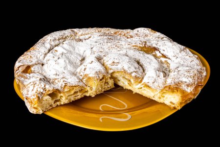 Téléchargez les photos : Dessert typique de Majorque, Espagne, appelé ensaimada à base de farine, oeufs, beurre, sucre et une certaine variété avec les cheveux d'ange - en image libre de droit