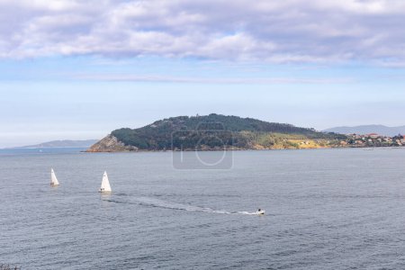 Foto de Vista de la costa de Baiona en Galicia en los alrededores del monte de Montereal - Imagen libre de derechos