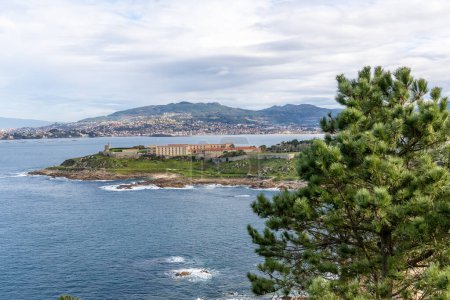 Foto de Vista de la costa de Baiona en Galicia en los alrededores del monte de Montereal - Imagen libre de derechos