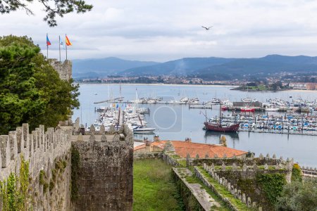 Téléchargez les photos : Baiona, Espagne - 05 décembre 2022 : port de Baiona avec une réplique de la caravelle La Pinta de Christophe Colomb à Baiona, Espagne - en image libre de droit