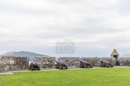 Foto de Baiona, España - 05 de diciembre de 2022: restos antiguos del castillo medieval de Montereal en Monte Boy en la ciudad de Biona, España - Imagen libre de derechos
