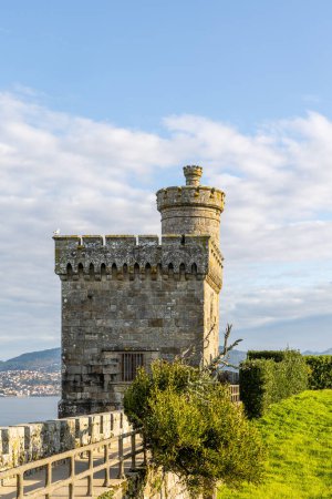 Foto de Baiona, España - 05 de diciembre de 2022: restos antiguos del castillo medieval de Montereal en Monte Boy en la ciudad de Biona, España - Imagen libre de derechos