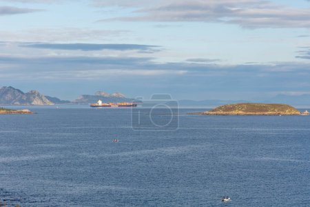 Foto de Vista desde la cima de la montaña Monteferro con las islas Cies en el fondo en Nigran, Galicia, España - Imagen libre de derechos